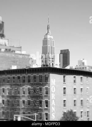 Empire State Building, New York City, gesehen von der High-Line auf Manhattans Westside. Stockfoto