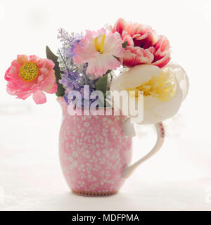 Blumen in einem rosa Krug Stockfoto