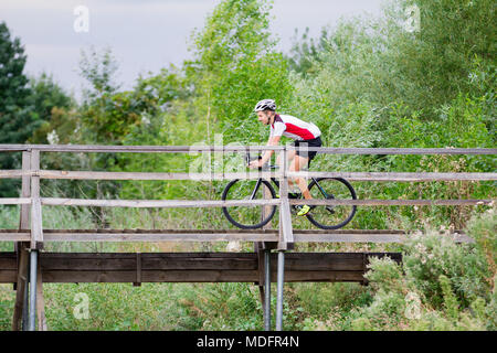 Radprofi training offroad Reiten in Felder, Fahrrad Fahrer allein im Freien Stockfoto