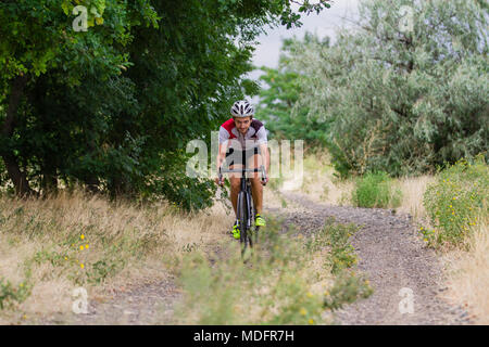 Radprofi training offroad Reiten in Felder, Fahrrad Fahrer allein im Freien Stockfoto