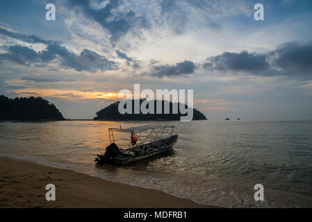 Boot vor Anker auf Teluk Nipah Strand, Pangkor Island, Perak, Malaysia Stockfoto