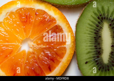 Scheiben von Kiwis und Orange Stockfoto