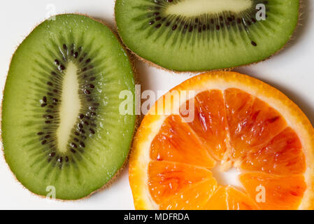 Scheiben von Kiwis und Orange Stockfoto