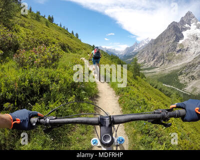 Zwei Personen Mountainbiken in den Dolomiten, Val d'Aosta, Cormayeur, Italien Stockfoto