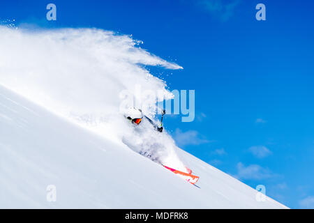 Man Skifahren im frischen Pulverschnee, Zauchensee, Salzburg, Österreich Stockfoto