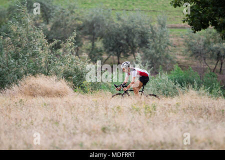 Radprofi training offroad Reiten in Felder, Fahrrad Fahrer allein im Freien Stockfoto