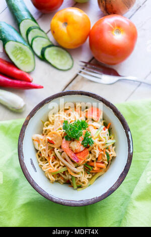 Malaysischen stil Maggi goreng Nudeln mit Garnelen Stockfoto