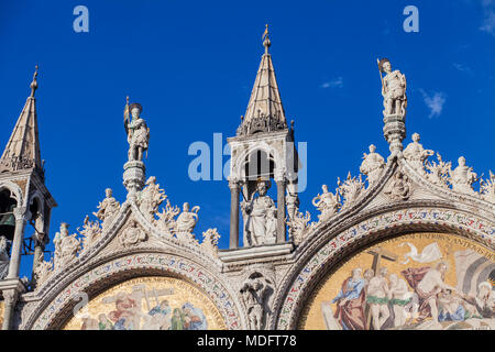 Detail der Giebel der Kathedrale San Marco, Venedig, Italien Stockfoto