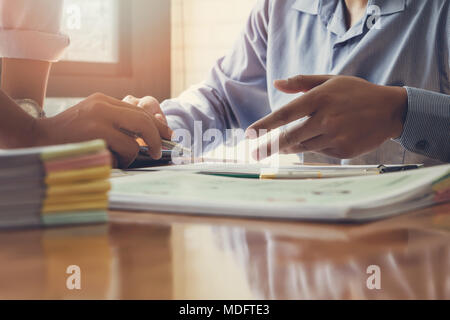 Business Team treffen und diskutieren Projekt planen. Unternehmer gemeinsam diskutieren im Tagungsraum. Professionelle Anleger arbeiten mit Business Projek Stockfoto