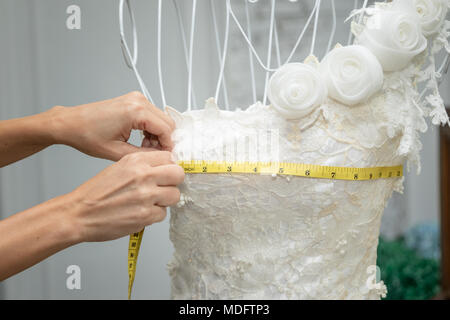 Schneiderin Designer arbeiten mit Mannequin in Wedding Dress Stockfoto