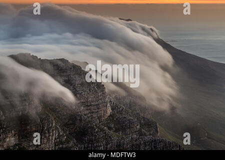 Wolken ziehen über den Tafelberg, Kapstadt, Westkap, Südafrika Stockfoto