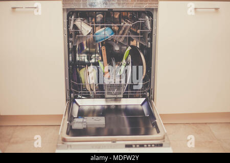 Nahaufnahme eines beladenen Spülmaschine Stockfoto