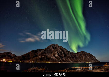 Nordlichter über Berge, Napp, Flakstad, Nordland, Norwegen Stockfoto