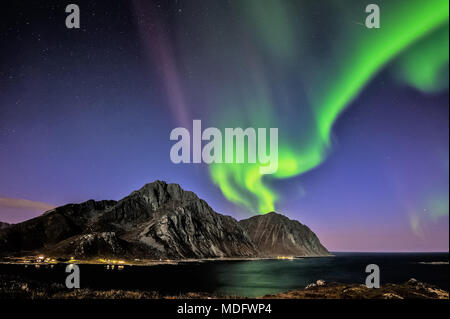 Aurora Borealis über Mt Store Nappstind, Napp, Flakstad, Nordland, Lofoten, Norwegen Stockfoto