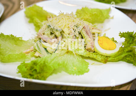 Salat mit Thunfisch Salat mit Thunfisch auf dem weißen Teller Stockfoto