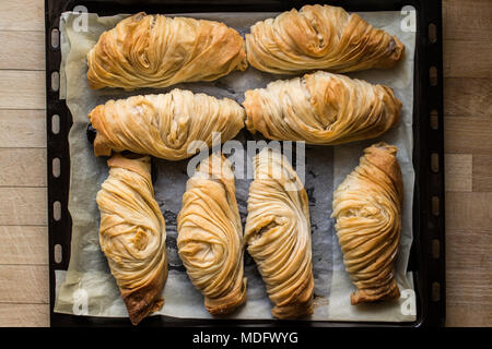 Borek ist eine Familie von gebackenen gefüllten Gebäck aus einer dünnen flockig Teig bekannt als griescreme. Stockfoto