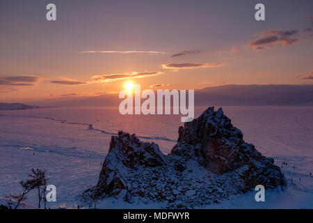 Kap Burkhan (Shamanka) bei Sonnenuntergang, Huzhir, Irkutsk Oblast, Sibirien, Russland Stockfoto