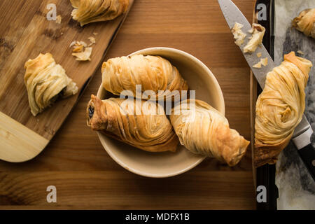 Borek ist eine Familie von gebackenen gefüllten Gebäck aus einer dünnen flockig Teig bekannt als griescreme. Stockfoto