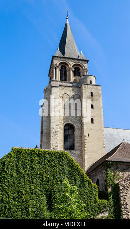 Blick auf die Abbaye Saint-Germain-des-Pres Abtei, eine romanische Benediktinerabtei mittelalterliche Kirche befindet sich auf dem linken Ufer in Paris. Stockfoto