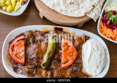 Iskender/türkischen Döner mit Tomatensauce und Joghurt. Stockfoto