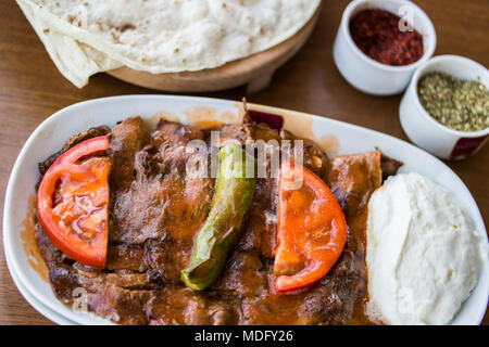 Iskender/türkischen Döner mit Tomatensauce und Joghurt. Stockfoto
