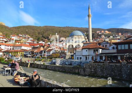 Die schöne Stadt Prizren im Kosovo (Ex-jugoslawien): Bistrica Fluss und die Moschee von Sinan Pascha Stockfoto