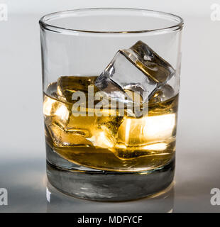 Whiskey in Glas mit Eiswürfeln mit weißem Hintergrund Stockfoto