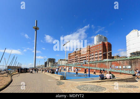 Brighton, Großbritannien - 1 August 2017: Touristen die herrliche Aussicht auf den Kanal und die Stadt bewundern, die British Airways ich 360 Beobachtung towe Stockfoto