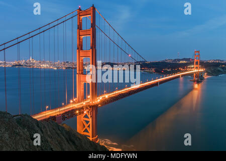 Blick auf die Golden Gate Bridge und der San Francisco Skyline von der Batterie Spencer. Stockfoto