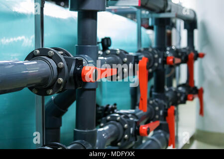 Rohre und Ventile in Industrieanlagen Stockfoto