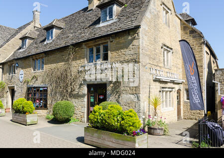 Modelleisenbahn Ausstellung in der beliebten Cotswold Dorf Bourton-on-the-Water, Gloucestershire in der Frühlingssonne Stockfoto