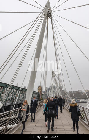 Pendler gehen über die Westminster Bridge am Waterloo in London auf dem Weg zur Arbeit pendeln über den Fluss Themse an trüben Bewölkter Tag Stockfoto