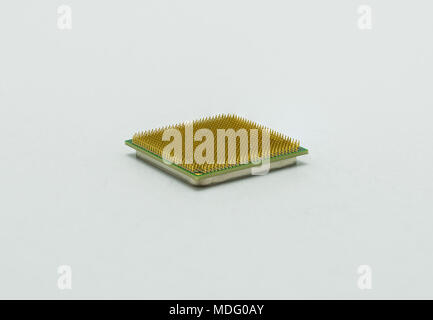 Computer Mikroprozessor CPU, auf weißem Hintergrund mit Freistellungspfad isoliert. Stockfoto