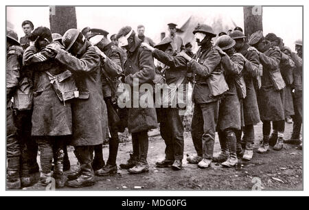 WW1 Gas chemische Angriff British 55th (West Lancashire) Division Truppen, die von Deutschen Tränengas geblendet, erwarten die Behandlung in einem fortgeschrittenen Dressing Station in der Nähe von Béthune während der Schlacht von Estaires herum. 10 April 1918, Teil der deutschen Offensive in Flandern. Weltkrieg 1. Stockfoto