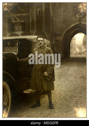 Adolph Hitler verlässt Gefängnis Landsberg Deutschland Dezember 20, 1924 vom Fotografen Heinrich Hoffmann (1885-1957) Silbergelatineabzug Stockfoto