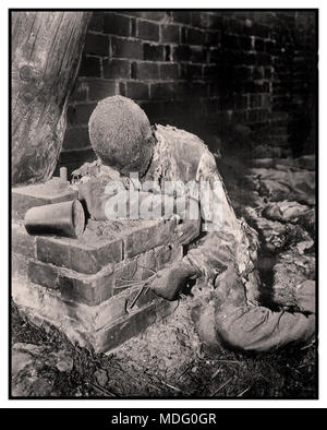 Deutsch Nazi Waffen SS Kriegsverbrechen Greuelbild 13. April 1945, 2. Weltkrieg Dieses Opfer der atemberaubenden Nazi-Unmenschlichkeit ruht immer noch in der Position, in der er starb, versucht zu erheben und seinem völlig unaussprechlichen Tod zu entkommen. Er war einer von 150 Häftlingen, die in Gardelegen Deutschland von SS-Truppen brutal zu Tode verbrannt wurden. Damit wir nicht vergessen...Dieses Bild sendet eine definierende Botschaft aus der Geschichte der schrecklichen unerklärlichen Unmenschlichkeit des Menschen an den Menschen. Stockfoto