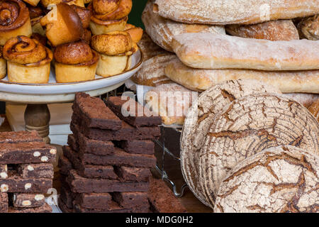 Eine Auswahl an Kuchen und Backwaren an eine handwerkliche Bäckerei Stall oder Bäcker auf Borough Market in Central London. handwerkliche Bäckereien verkaufen eine Auswahl Stockfoto
