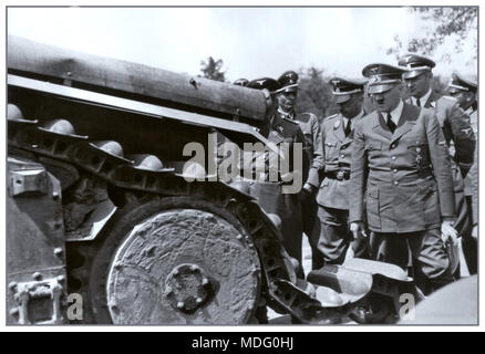 WW 2 Adolf Hitler, Himmler und Wolff an der zerstörten Französischen Char B1 Tank suchen, 1940 stellte bei einem Besuch zu besetzen deutsche Truppen in Frankreich nach der erfolgreichen Kampagne 1940 Stockfoto