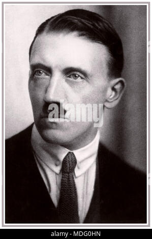 PORTRAIT JUNGE ADOLF HITLER formale Studio Portrait von Adolf Hitler im Jahr 1920 in B&W Erweiterte und retuschiert Originalbild Wirkung und Qualität Deutschland neu zu erstellen Stockfoto