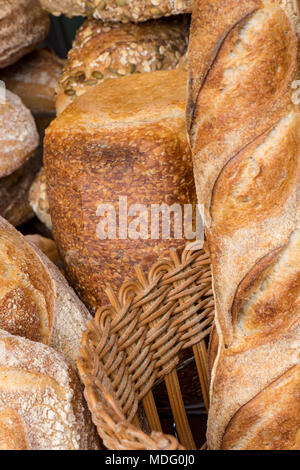 Verschiedene Typen und einer Vielzahl an Broten auf Verkauf in den Borough Market in einem Handwerker Bäckerei. Brötchen, Brote und Gebäck. Borough Market Backwaren. Stockfoto
