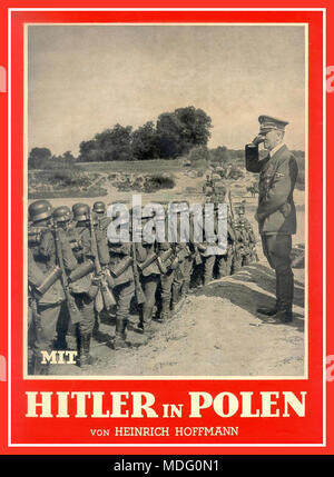 1939 Polens nationalsozialistische Besatzung WW2 Propaganda Cover Image von Adolf Hitler (fotografiert von seinem persönlichen Fotografen Heinrich Hoffmann), salutiert seine Wehrmacht & SS Truppen Invasionsstreitkräfte, marschiert vom 1. September bis 6. Oktober 1939 nach Polen. Diese Invasion und Besetzung war von entscheidender Bedeutung. Der Angriffskrieg des Nazisozialistischen Deutschen Reiches gegen die polnische Republik löste den Zweiten Weltkrieg in Europa aus Stockfoto