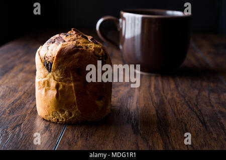 Italienische Weihnachtskuchen Panettone mit Kaffee. Traditionelle Speisen. Stockfoto