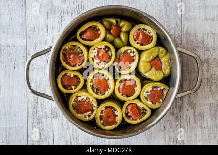 Türkische Zucchini gefüllt mit Reis und Fleisch/Kabak dolmasi. Traiditonal Essen. Stockfoto