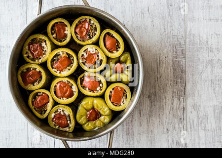 Türkische Zucchini gefüllt mit Reis und Fleisch/Kabak dolmasi. Traiditonal Essen. Stockfoto