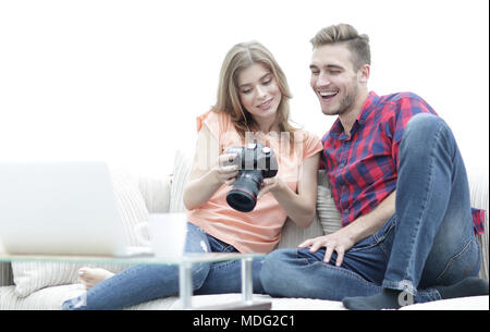 Glückliches junges paar Prüfungen Fotos auf Fotos die Kamera Stockfoto