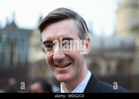 17. April 2018 Jacob Rees-Mogg posierte für das Foto im Parliament Square London auf Wunsch des Fotografen. Britische Politiker. MPS. Britische Politik. ERG. Europäische Forschungsgruppe. BERÜHMTE POLITIKER. Foto: Russell Moore. Russell Moore Portfolio-Seite. Stockfoto