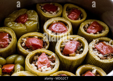 Türkische Zucchini gefüllt mit Reis und Fleisch/Kabak dolmasi. Traiditonal Essen. Stockfoto