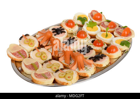 Wunderschön eingerichtete catering Bankett Tisch mit Burger und Windbeutel. Vielzahl von leckeren Snacks auf der Platte Stockfoto