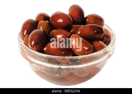 Haufen schwarze kalamata Oliven auf weißem Hintergrund Stockfoto