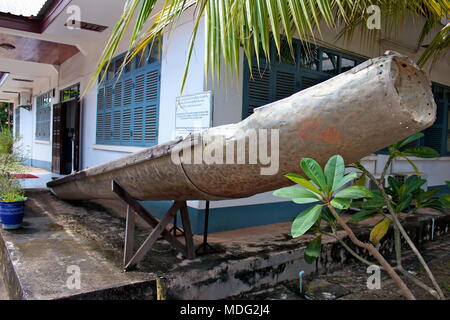 Boot aus der Hülle einer US-Bombe vor der COPE (Cooperative Orthotic & prothetischen Enterprise) Besucherzentrum, Vientiane, Laos. 2015. Stockfoto